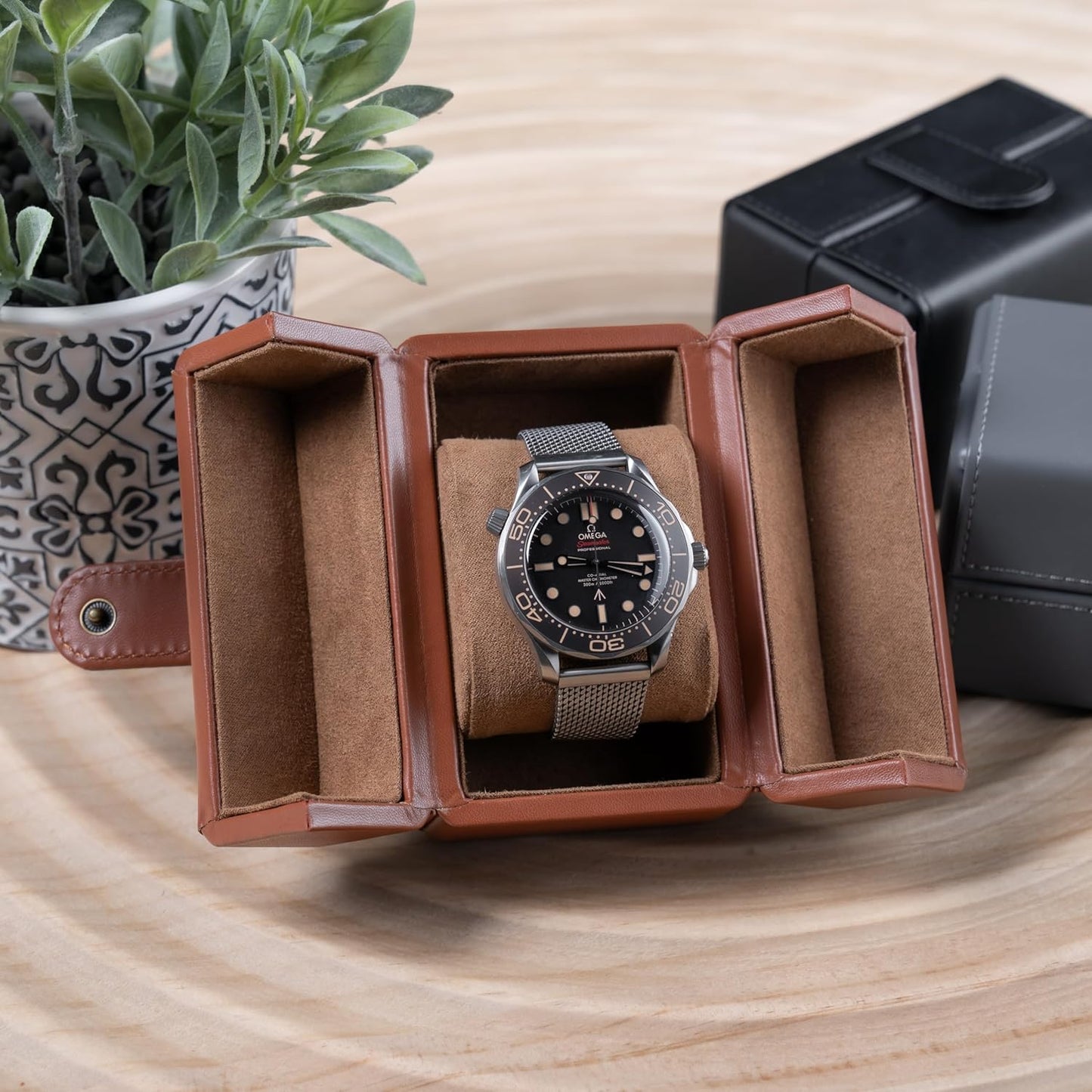 Single Travel Watch Case - Vintage Inspired - Exterior, Soft Microfiber Lining, Fits Up to 42mm Watches - Vegan Leather - Reliable Storage for Home or Travel